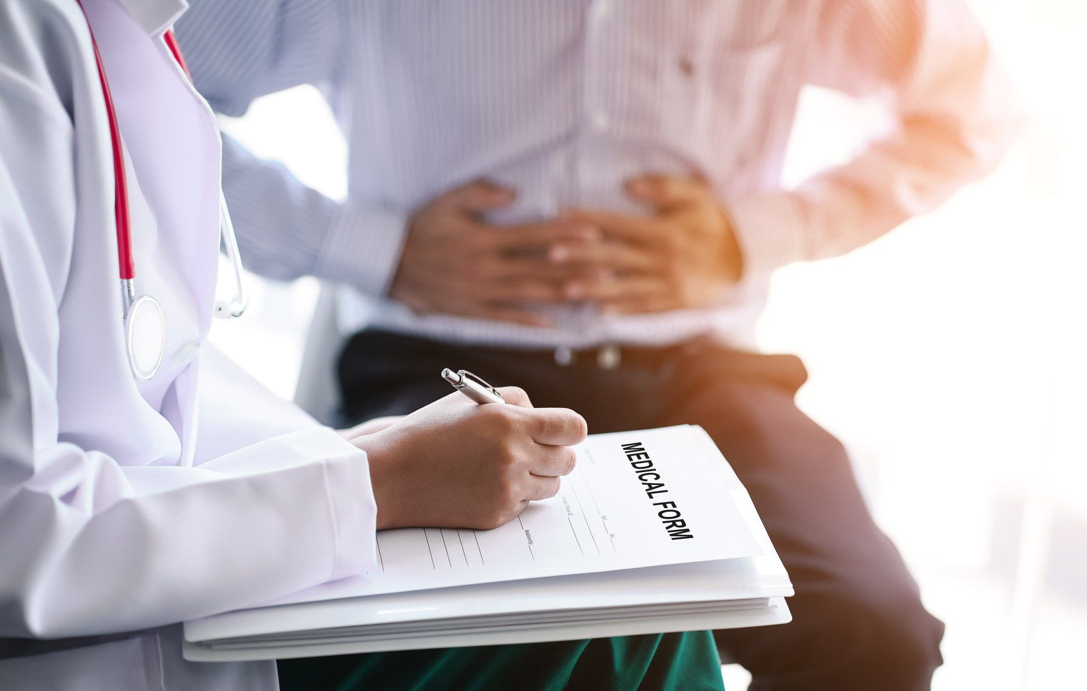 腹痛不一定可用症狀判斷，若腹痛跟過去狀況不太一樣，像是急性發生、血壓心跳改變，或痛到無法執行其他行為等，建議去醫院檢查較為保險。