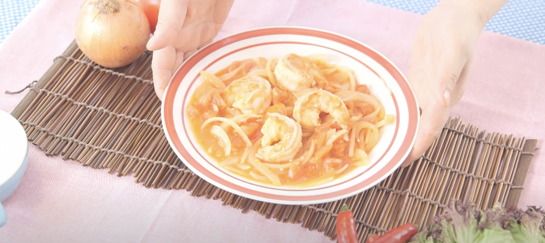 洋葱番茄汁炒蝦球酸酸甜甜,十分開胃。