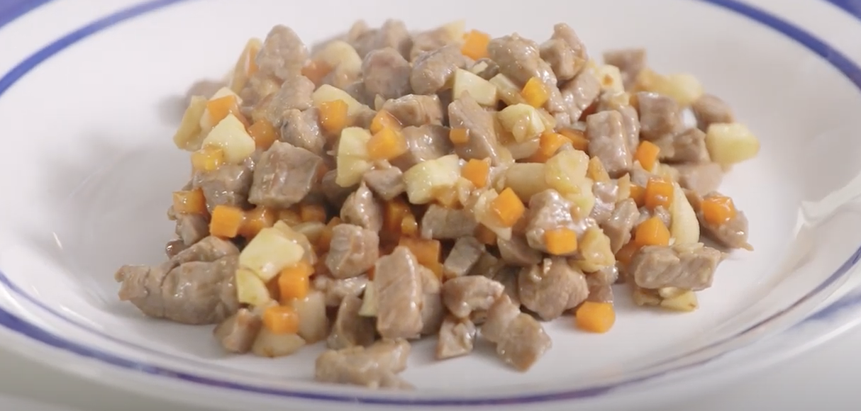 松子馬蹄炒豬柳粒十分簡單,將所有材料切粒炒熟便可。