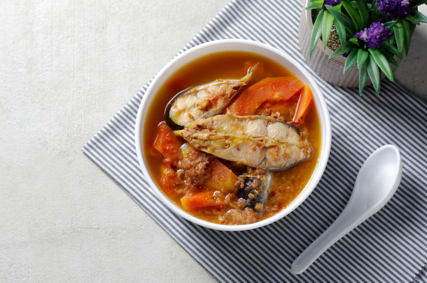 木瓜番茄薯仔肉碎比目魚湯助催乳、舒筋活絡。