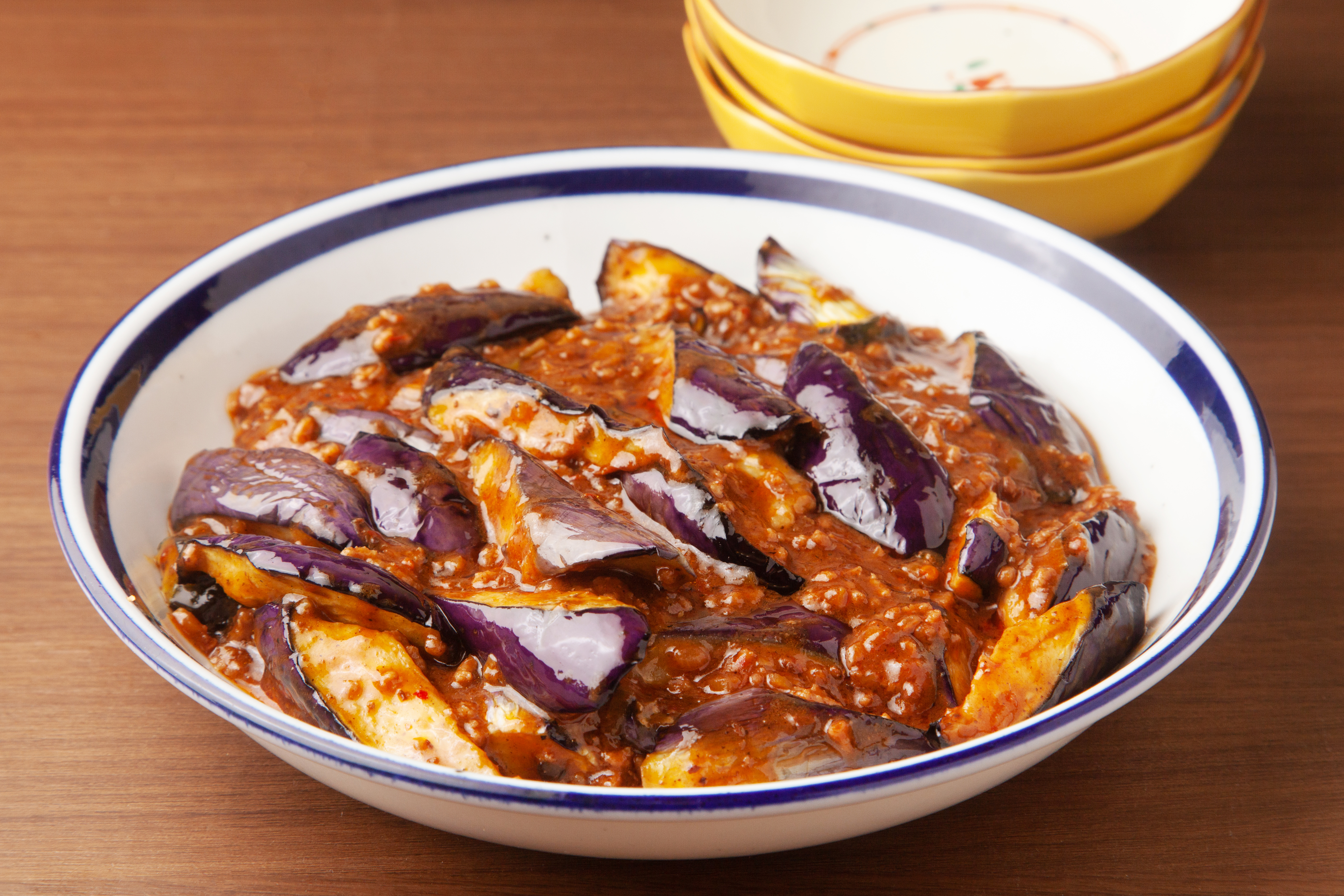 茄子含豐富蛋白質、碳水化合物、維他命以及鈣、磷、鐵等多種營養成份。