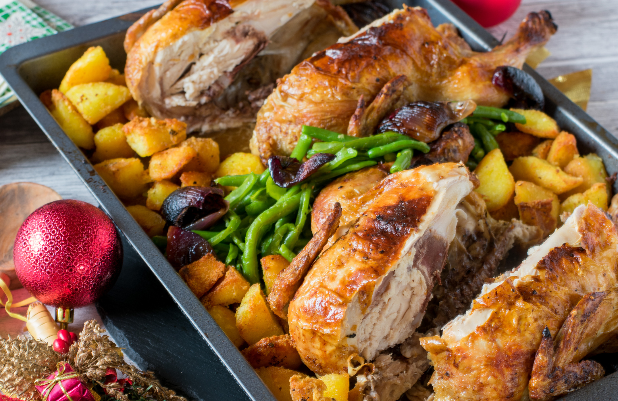 家中有焗爐的你,可以試試烹調香蒜片焗雞。