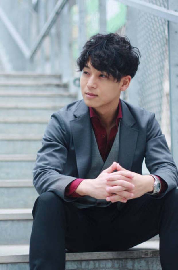 他提及，在第一次手術後的隔天就能開始進行走路訓練，然而，在第二次手術後卻要等18天才能走動，加上需要在床上休養，導致體重下降了12公斤。