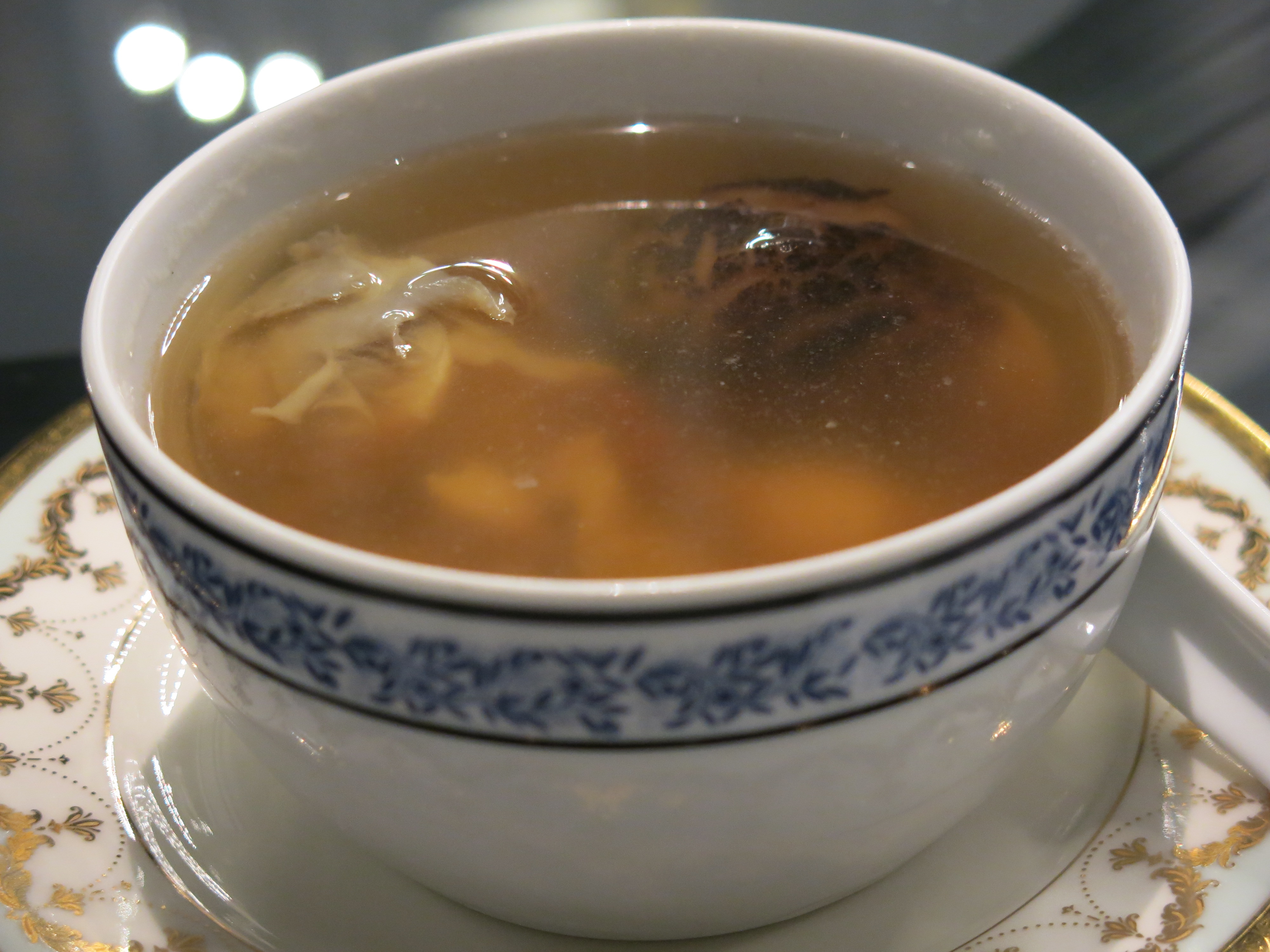 花膠螺頭湯有助養顏美膚、滋陰補腎。