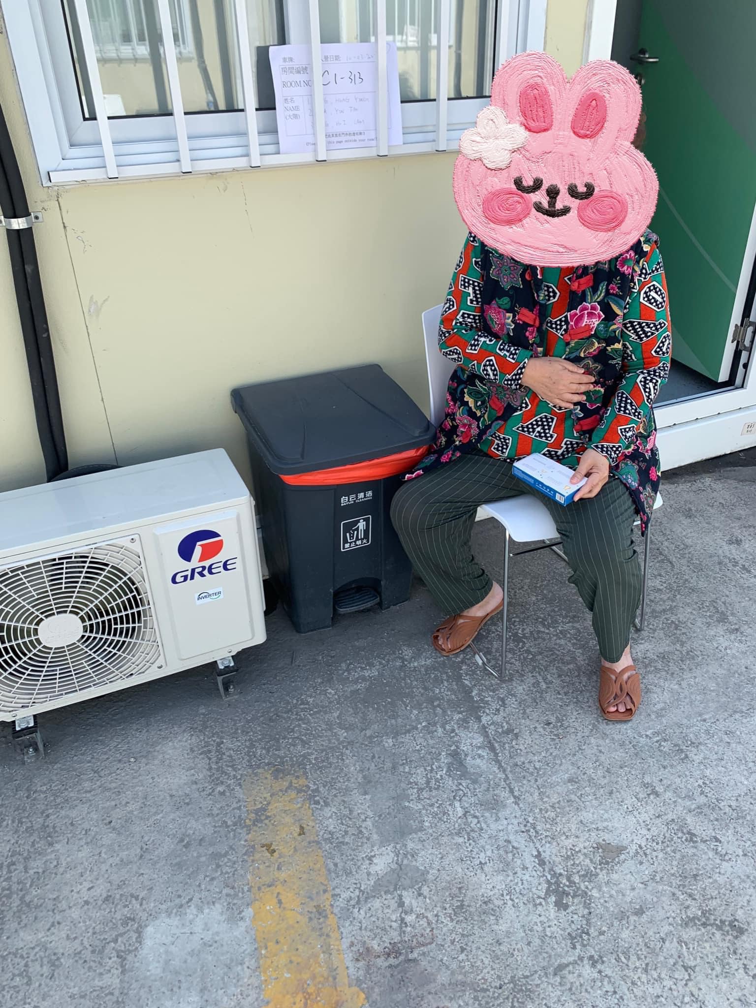 有隔離營「營友」分享,看到一名患糖尿病的婆婆坐在房外哭泣,徬徨無助。