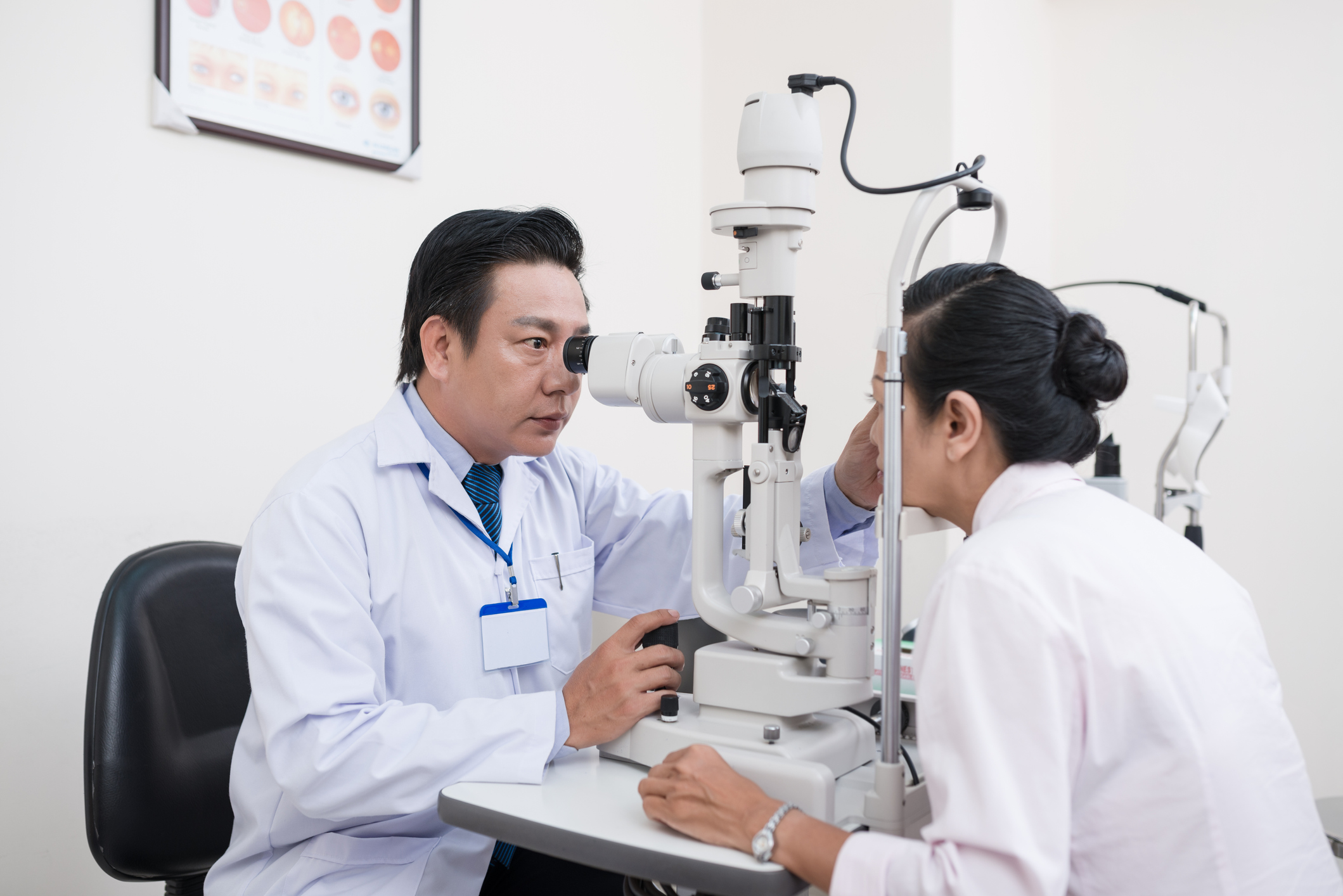 論4個青光眼高危險群條件,為女性、年齡大於55歲、身高小於160公分、遠視100~300。