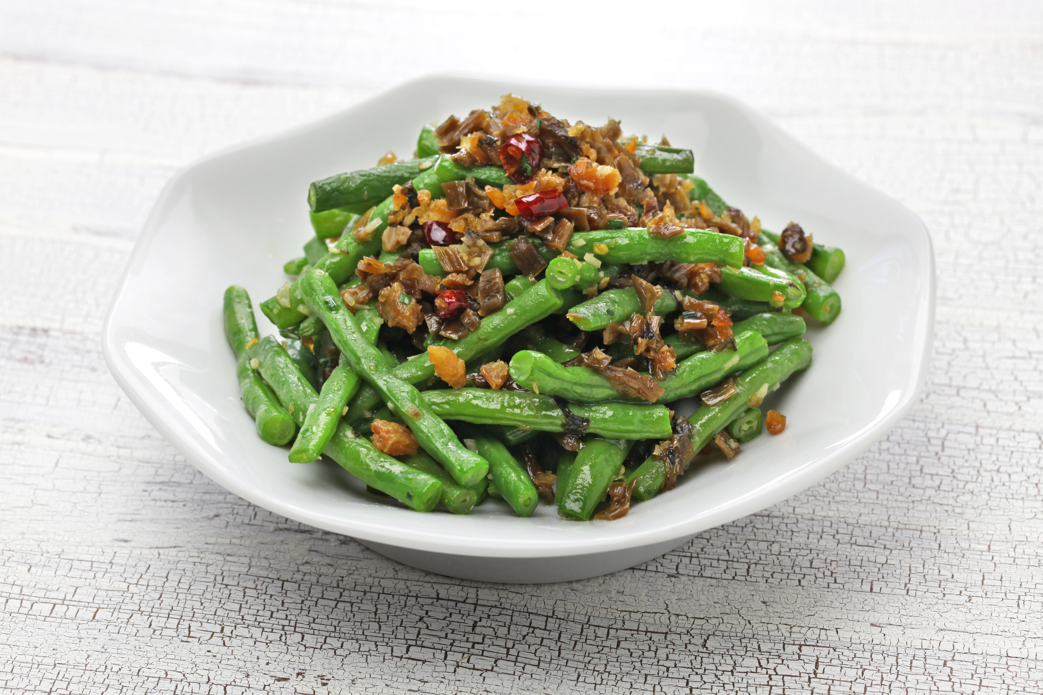 肉崧炒四季豆是一道簡單實用的菜色,配飯或拌麵都很適合。