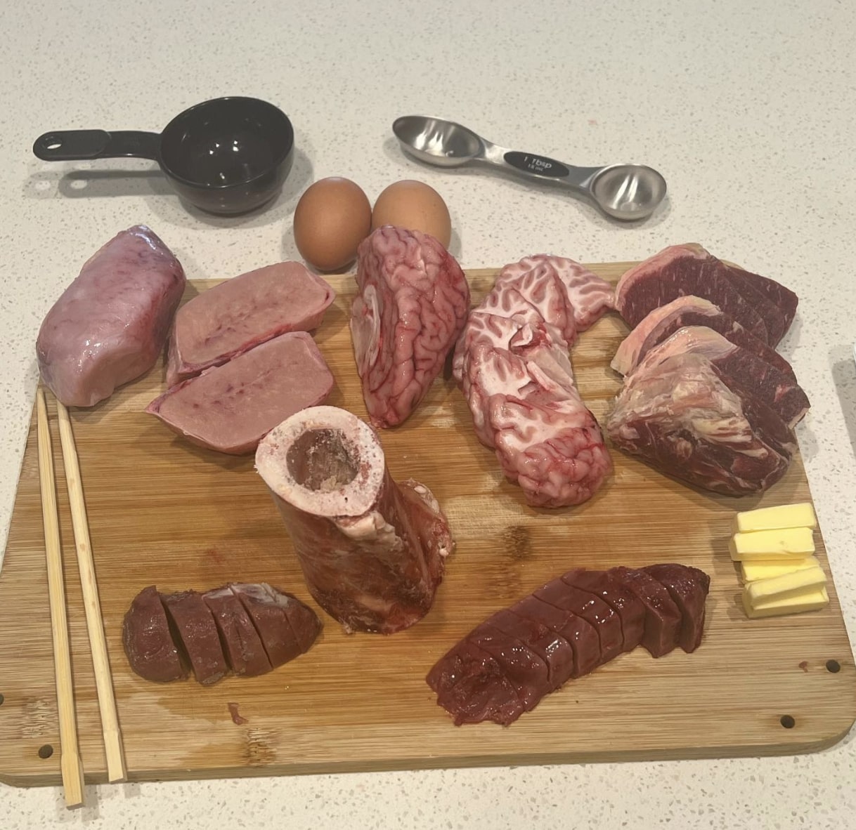 布萊奇表示,每天都會生吃牛睾丸牛腦。