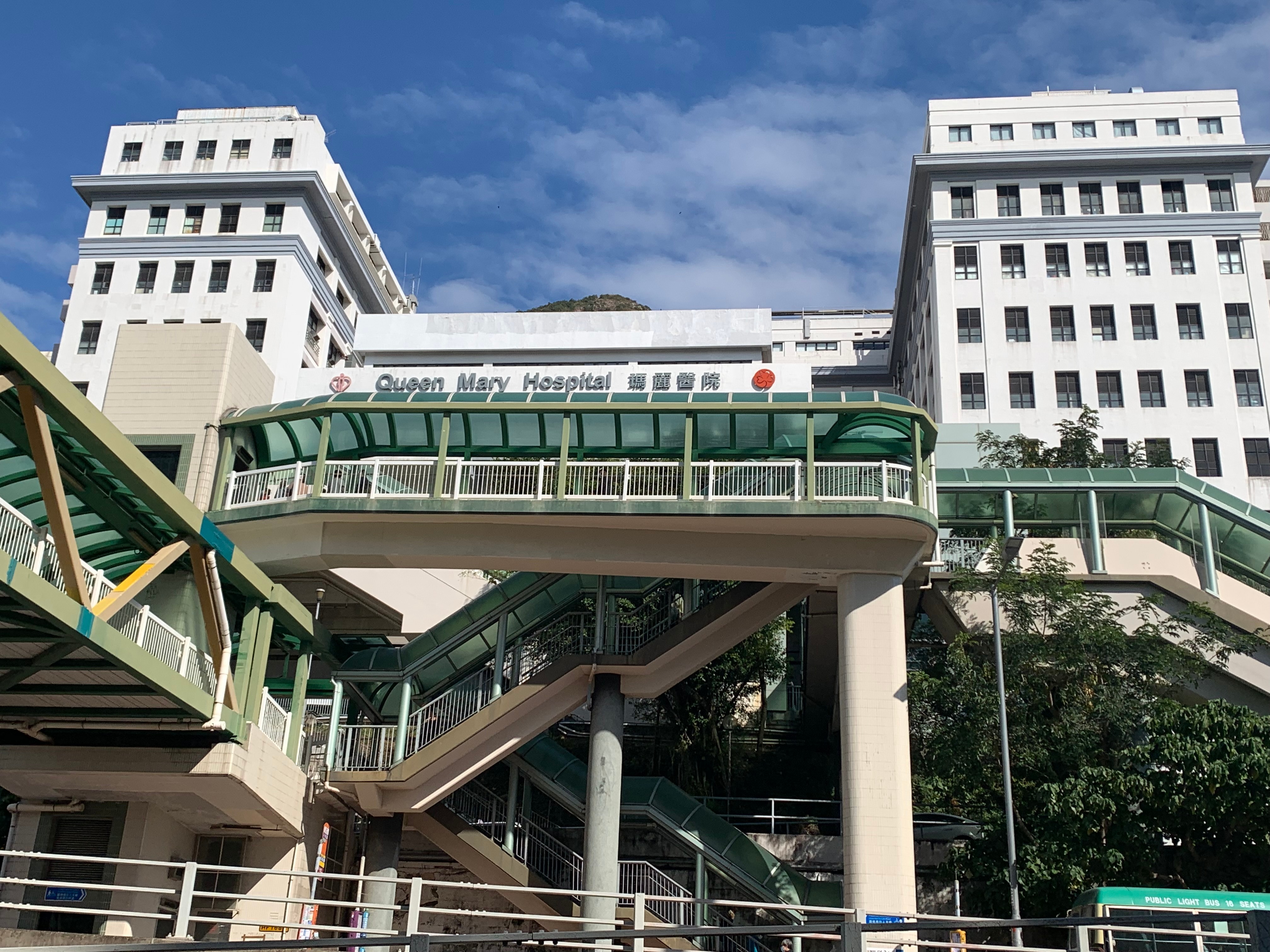 據悉，醫管局就新冠肺炎確診兒童於公立醫院的隔離安排發言表示，如相關父母或照顧者的病毒檢測呈陰性，故「不建議」其進入隔離設施與病人共處。