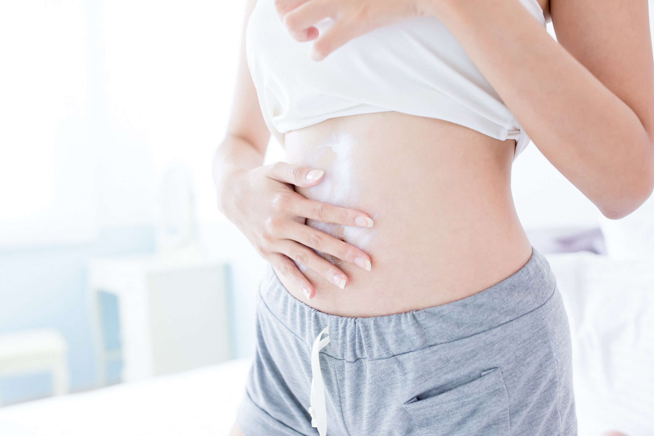 洗澡前,可以準備凡士林或食用油,然後塗於肚臍周圍,並開始洗澡,但不須刻意用沐浴乳拼命搓。