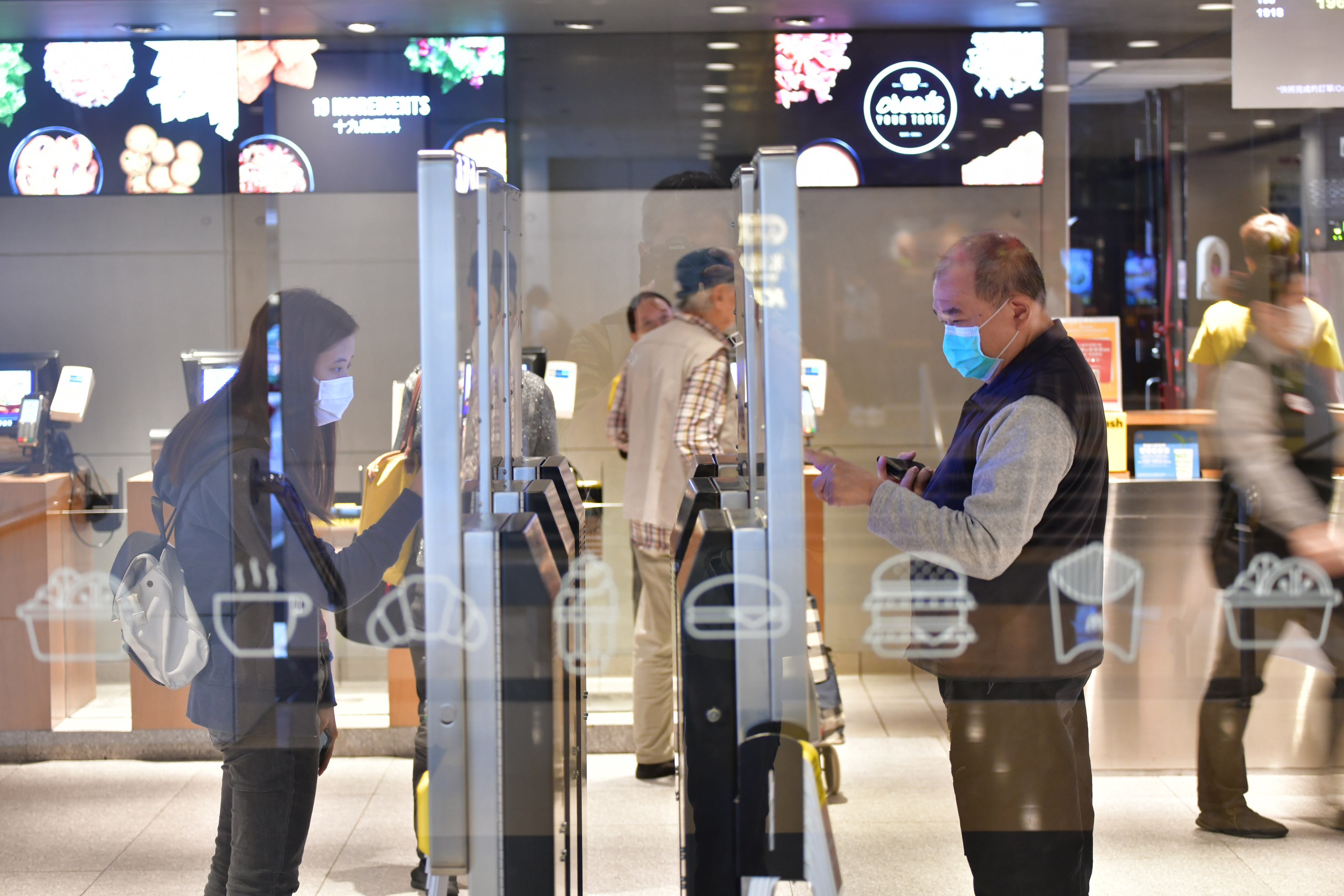 本港第5波新冠肺炎疫情繼續惡化。因應疫情，不少連鎖商店、食肆都更改了營業時間，甚至停業。