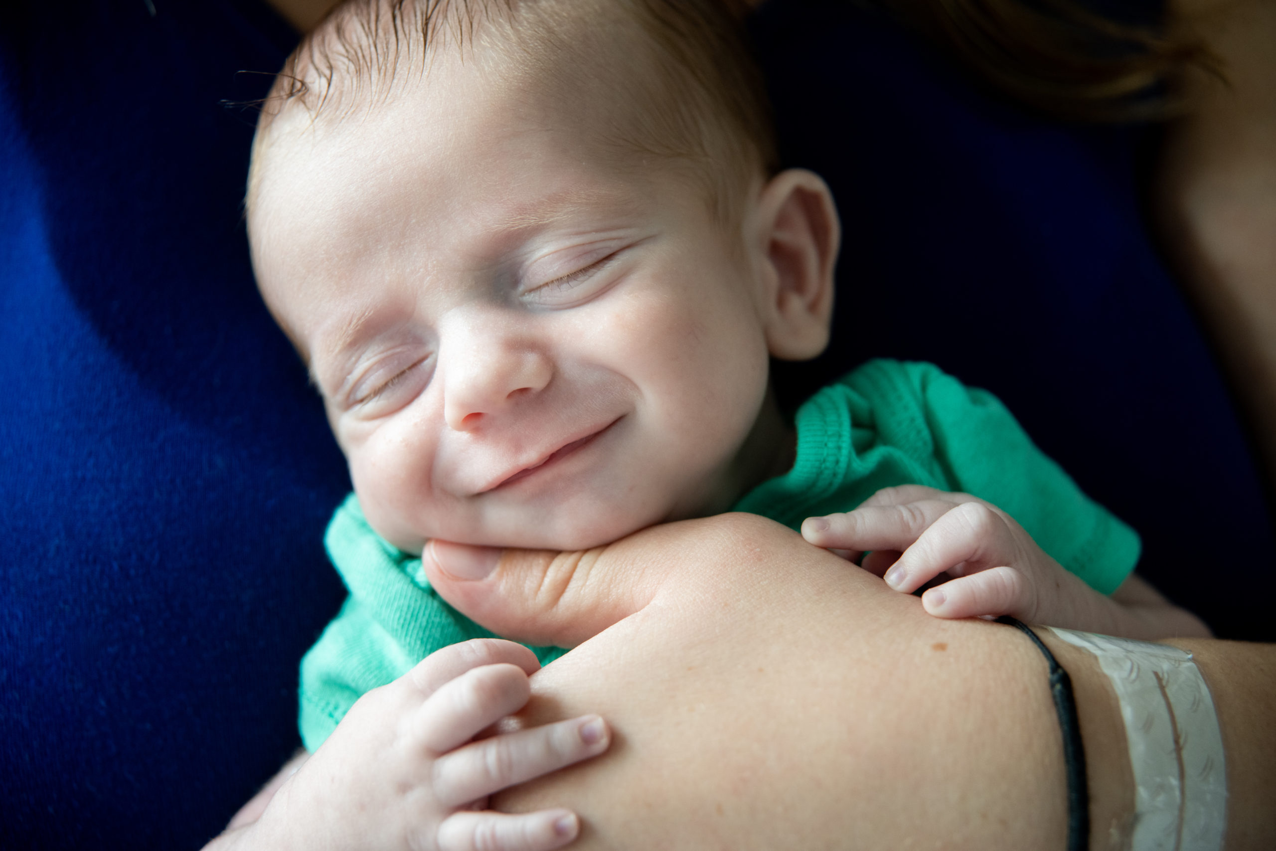 最後,嬰兒在手術10周後(即是胎兒36週)經開刀後出世,體重為約6磅4安士。