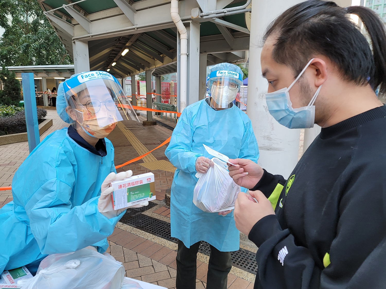 食物及衞生局派發抗疫中成藥。