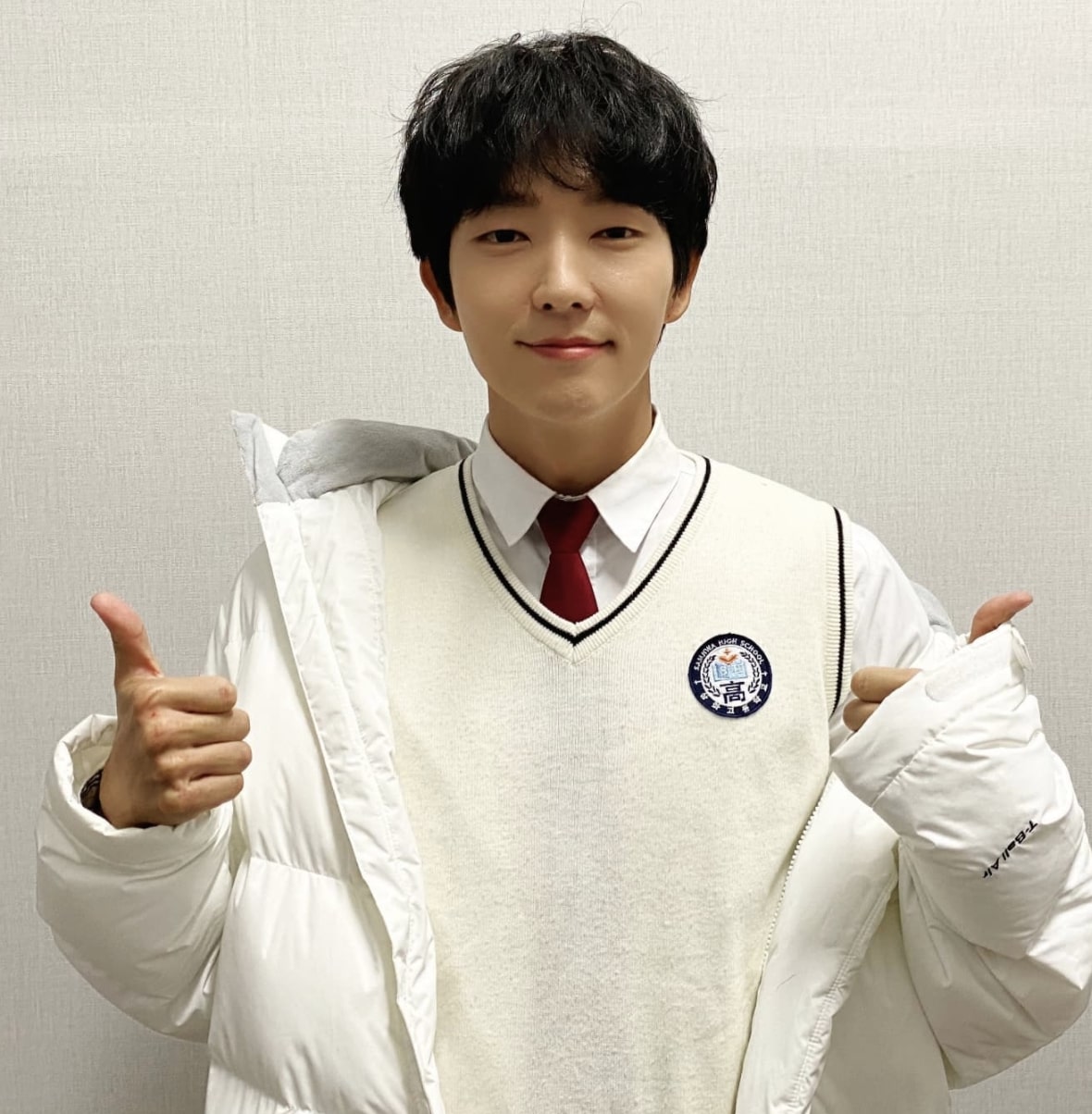 李準基在新劇《Again My Life》有大學生的造型。