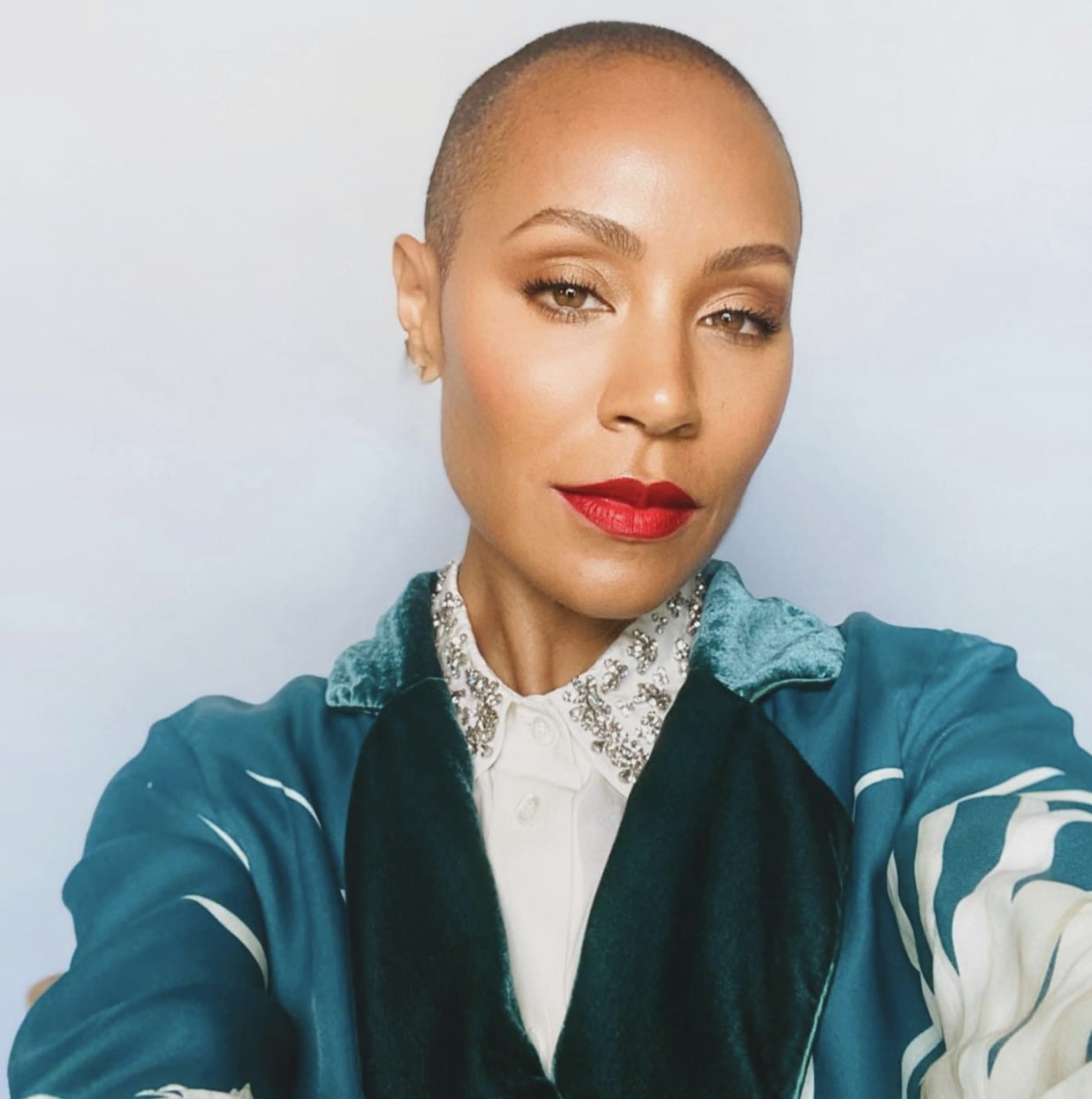 原來Jada近年深受俗稱「鬼剃頭」的斑禿問題影響,因而索性剃光頭