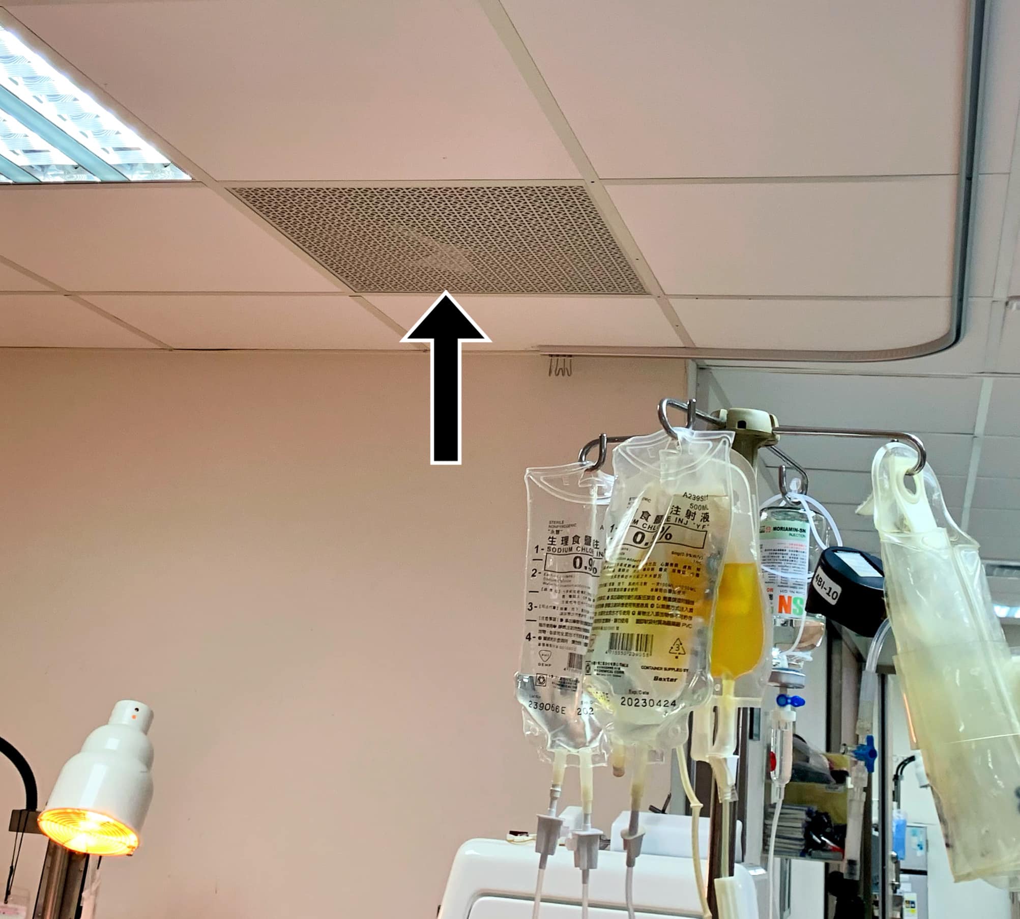 ICU醫生陳志金在臉書專頁「ICU醫生陳志金」發文,表示該男大生住加護病房時,說曾於病房天花板的出風口看到類似「章魚觸手」突然出現。