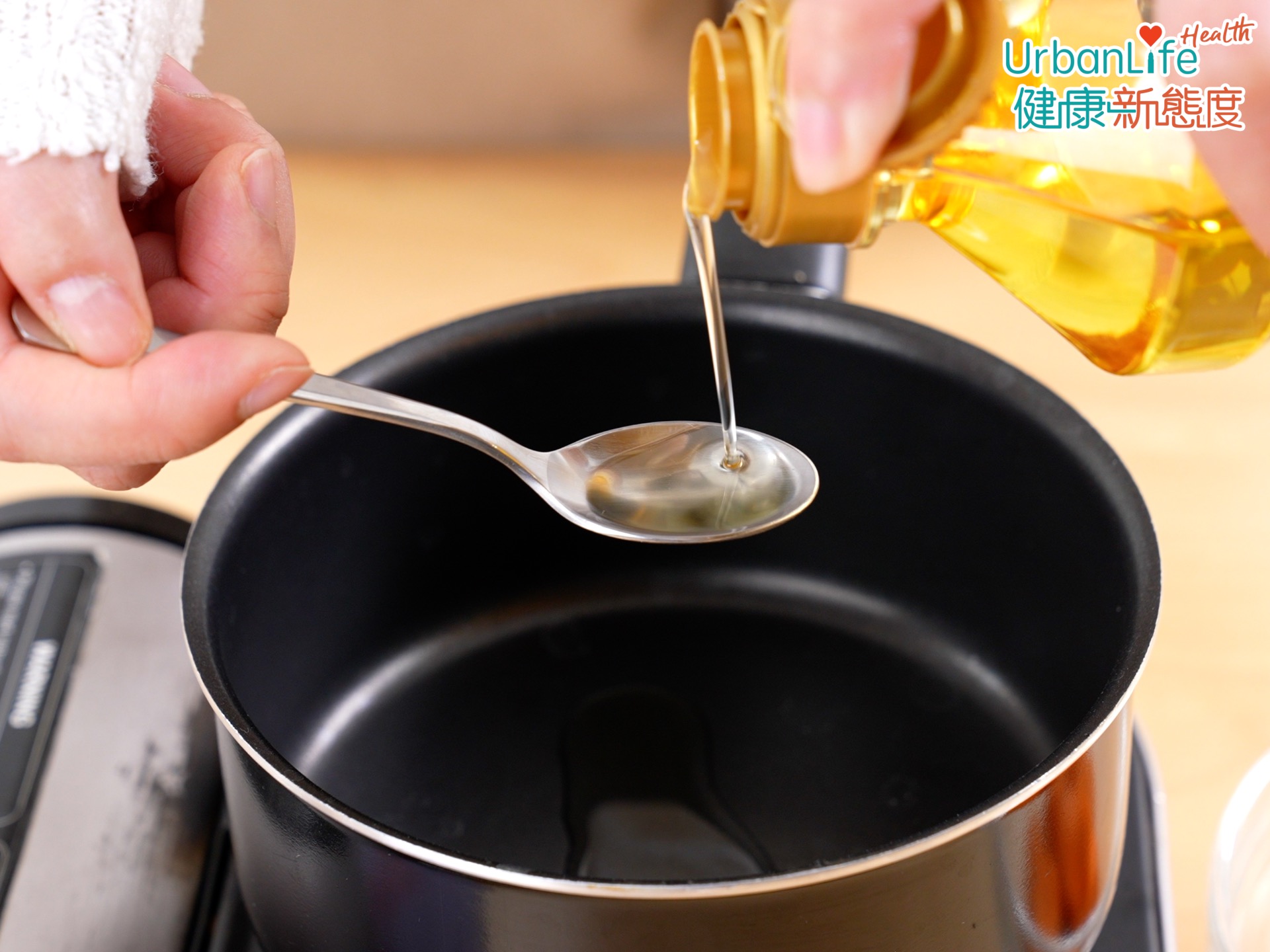 避免煮食時用太少油,快炒時用1至2茶匙的油,因為這可幫助身體吸收脂溶性維他命如維他命A、D、E。