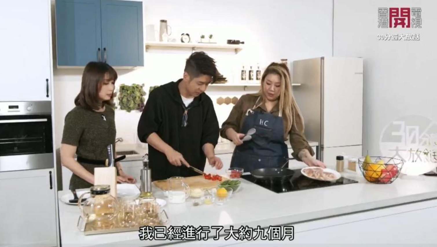 早前,欣宜就與好友許廷鏗於電視節目擔任嘉賓,期間,欣宜提到自己已實行生酮飲食法9個月,並透過戒澱粉戒糖,再加上經常做運動減重。