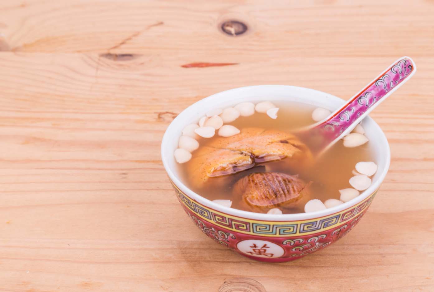 雪梨南北杏豬骨湯有清熱化痰、潤肺止咳、滋陰養顏功效。