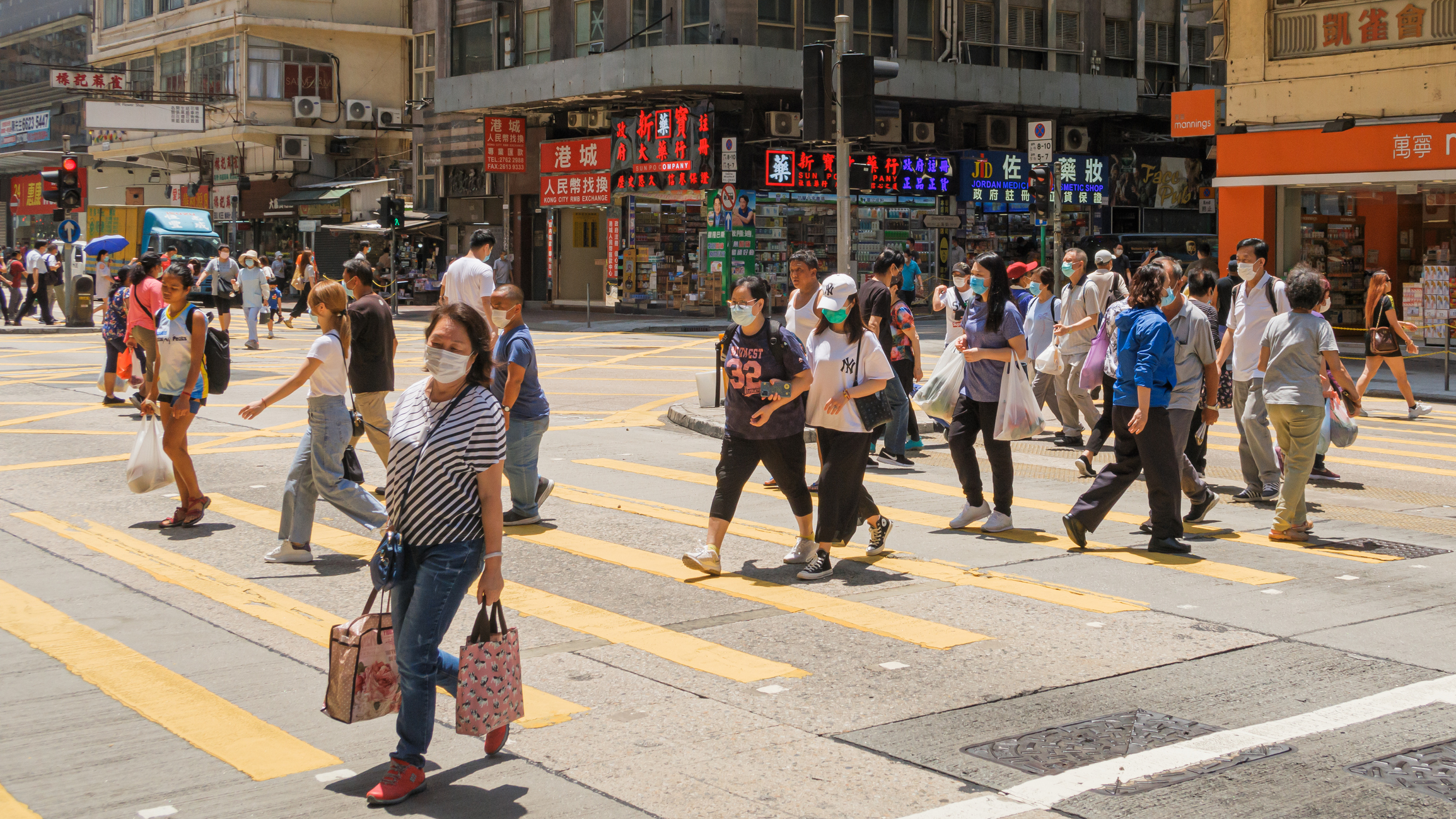 港大微生物學系講座教授袁國勇連同另外2名專家在報章撰文,提到,若本港疫苗接種率逾95%,可逐步放寬社交距離措施。