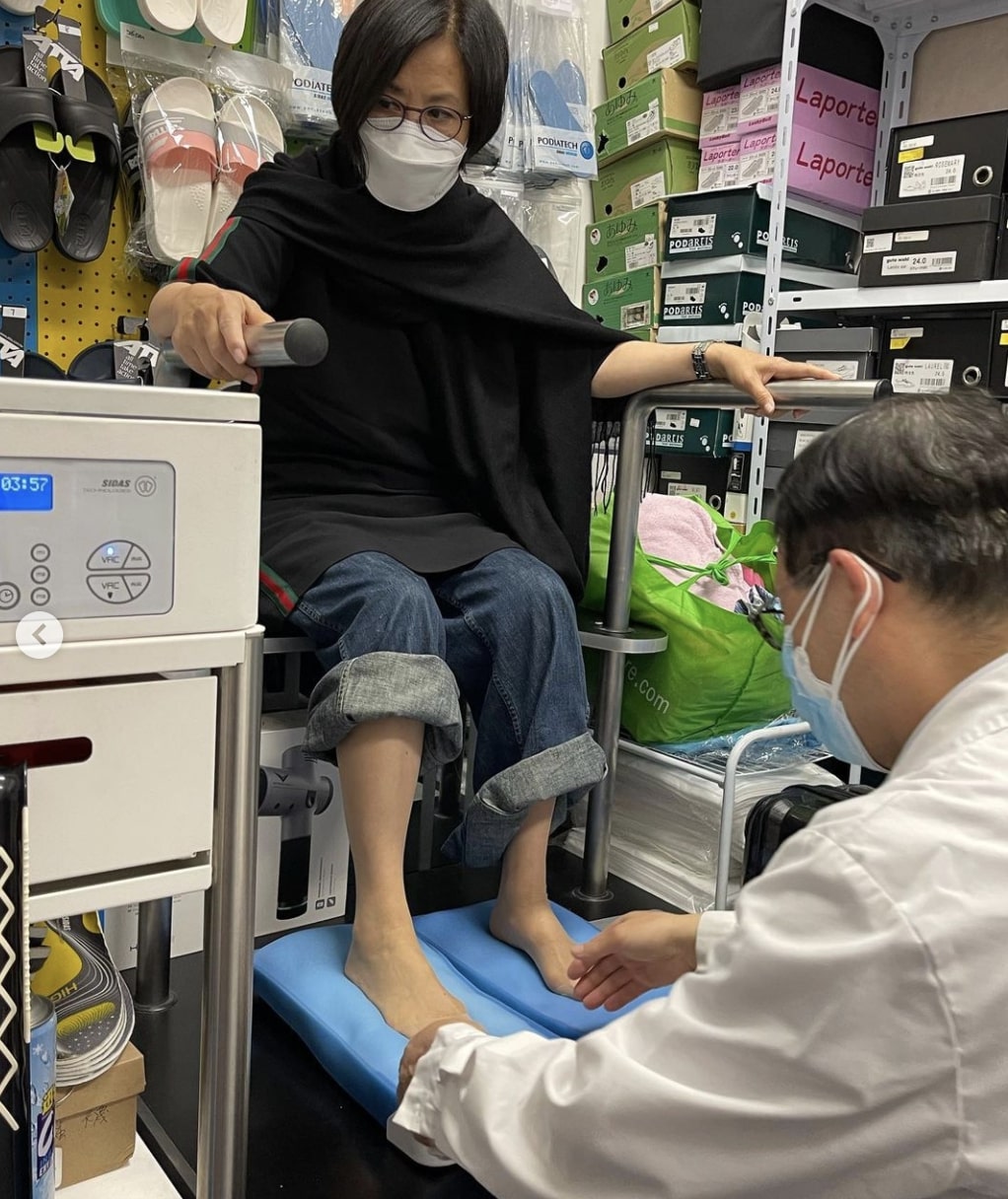 藝人汪明荃阿姐日前透露,腳趾公及第二隻腳趾同時生雞眼。