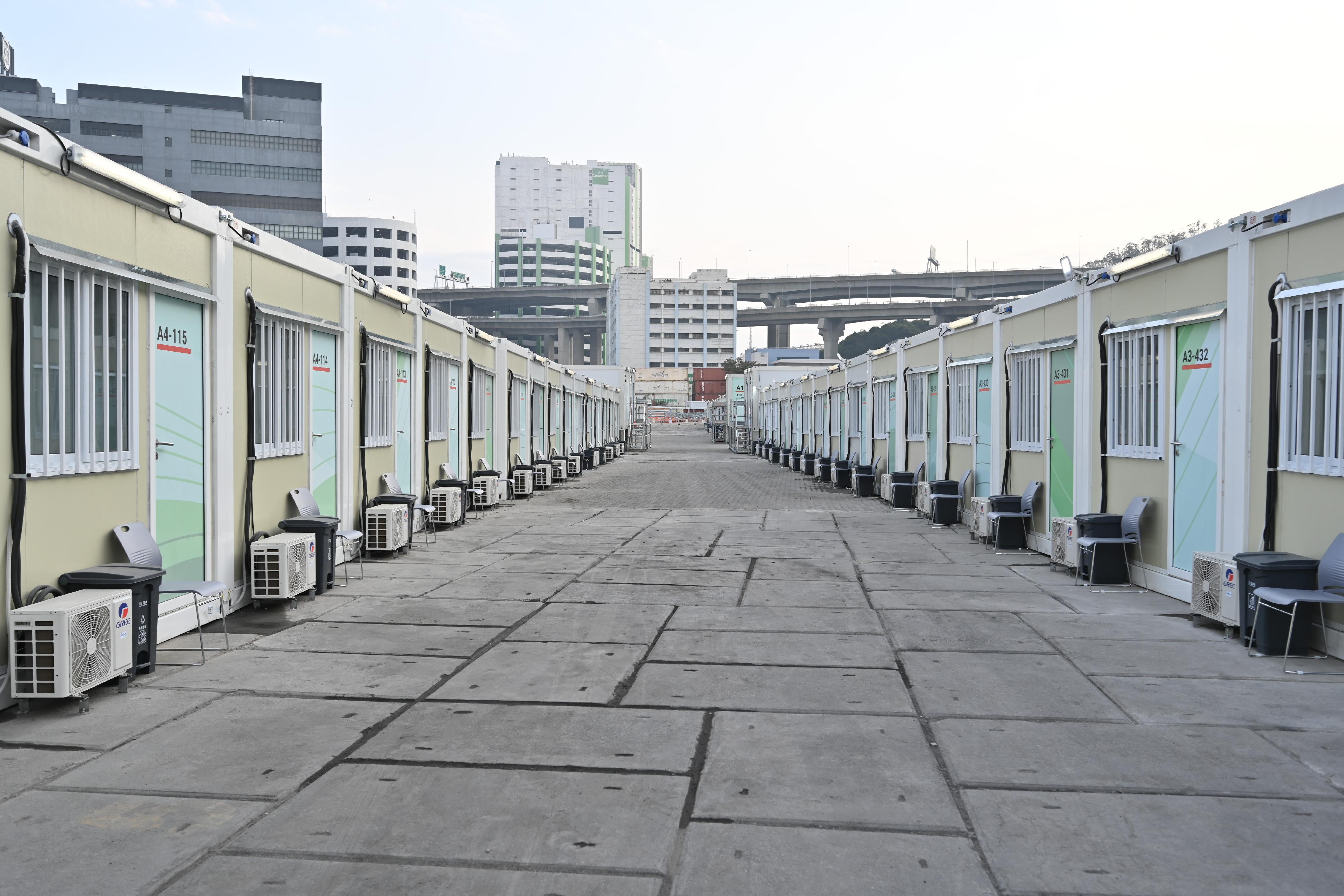 位於青衣的社區隔離設施於3月1日正式啟用,提供約3900個應急隔離床位,主要讓無病徵或輕症感染患者入住。