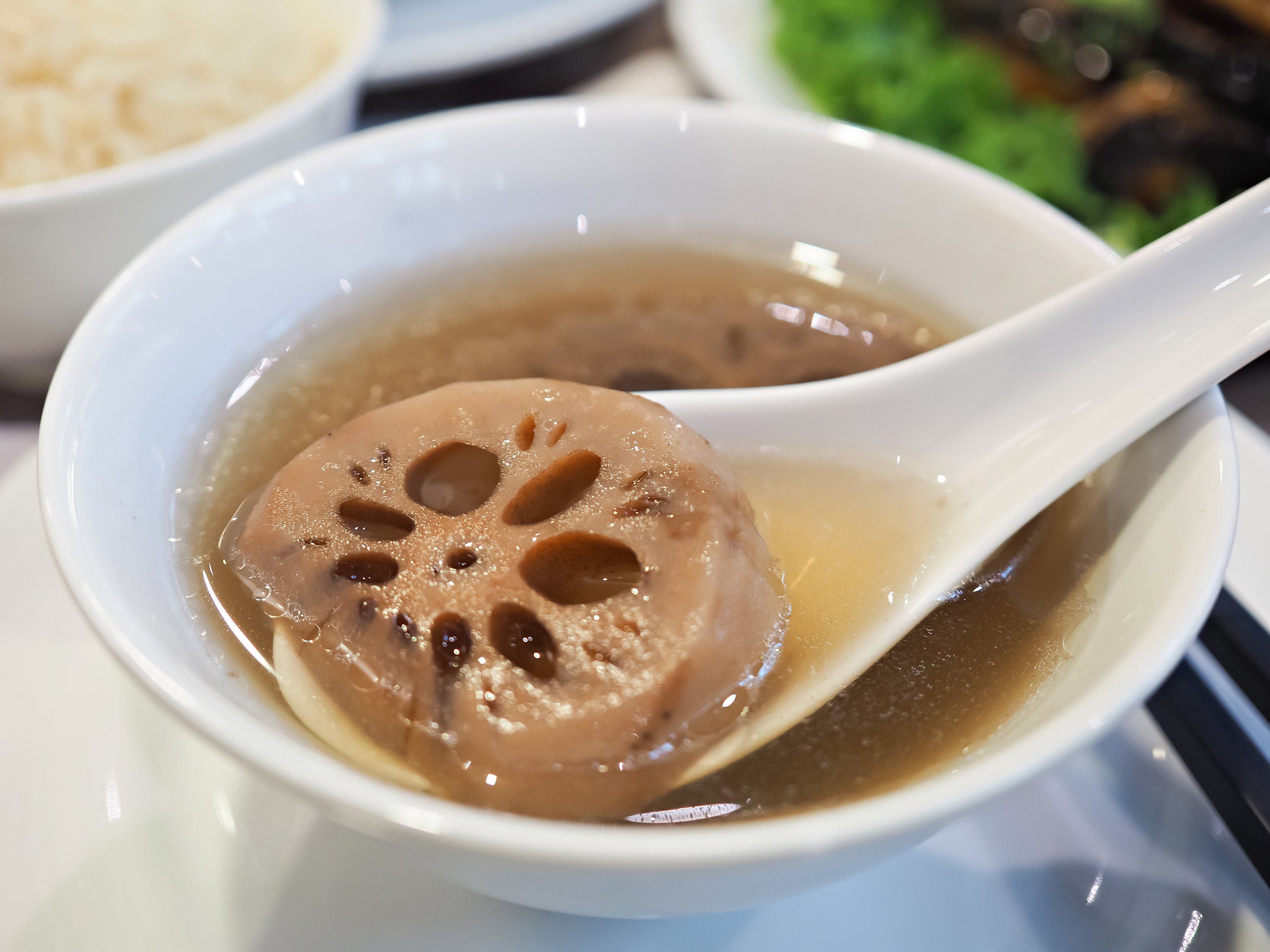 栗子蓮藕合桃湯有健脾補腎、養心安神功效。