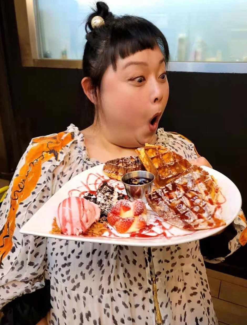 現年36歲的無線前藝人陳嘉佳(細細粒)在離開電視台工作後,目前在內地發展,並活躍於抖音社交平台,常直播帶貨、做「吃播KOL」等。