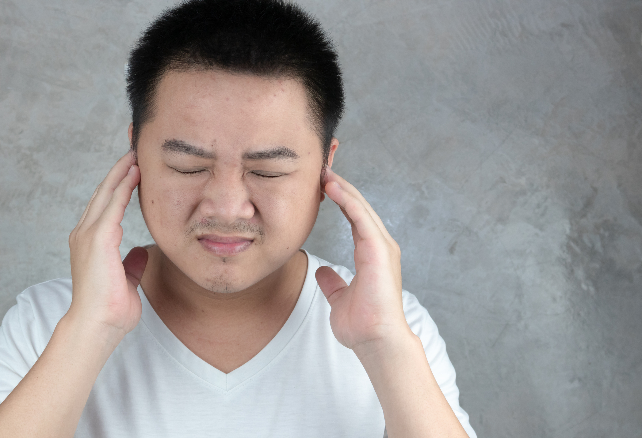台灣一名男士在點燃鞭炮時閃躲不及,當下便覺得耳鳴、疼痛,甚至到隔天耳朵還是嗡嗡作響。