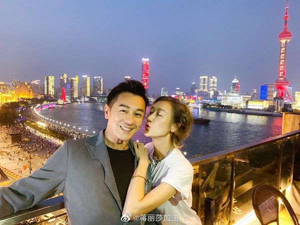 模特兒出身的蔣麗莎和老公陳浩民開直播，分享最近的封城生活。