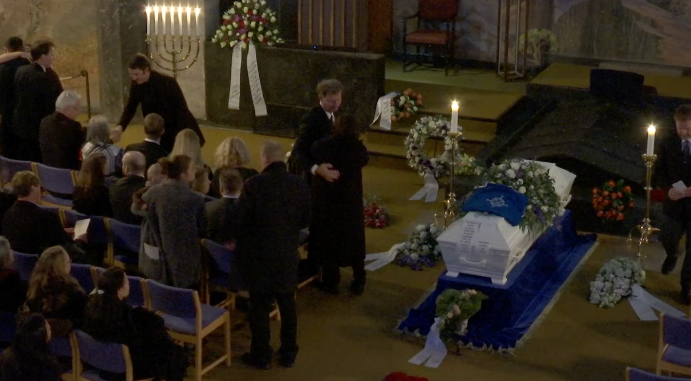 Mats的10年戰友都從遠方趕來參加Mats的葬禮,送別最後一程,甚至有人為Mats流下真摯眼淚。