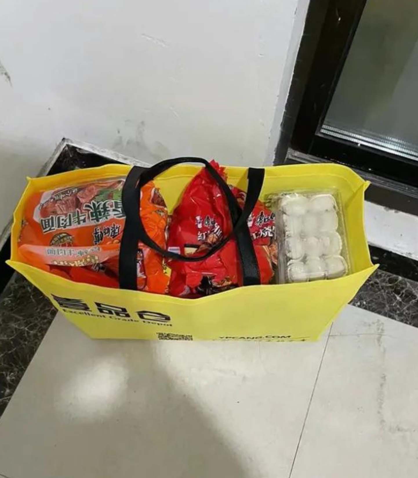 外賣有兩大袋,有大概十盒熟食,還有一些即食麵、急凍水餃等。