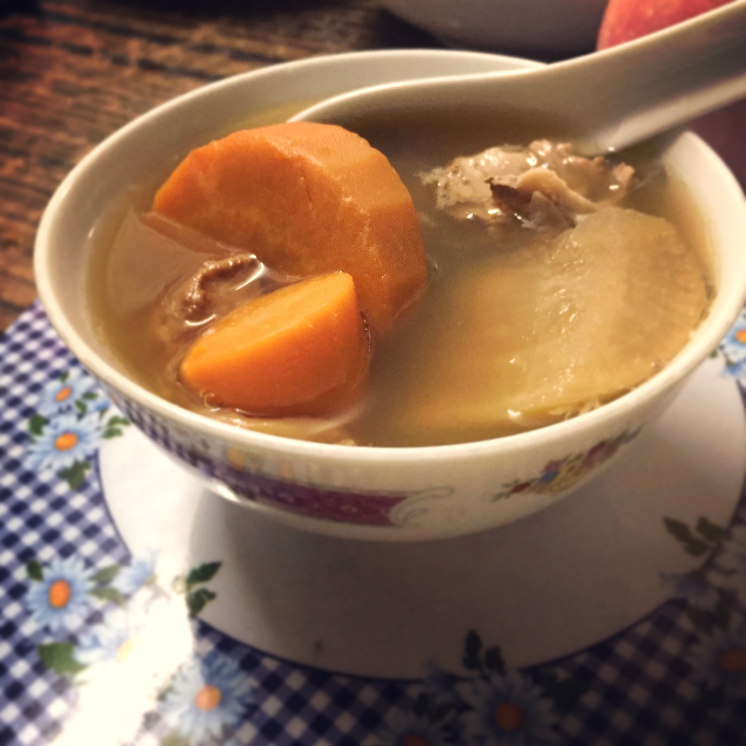 青紅蘿蔔日月魚湯有助健脾、明目、補腎益肝。