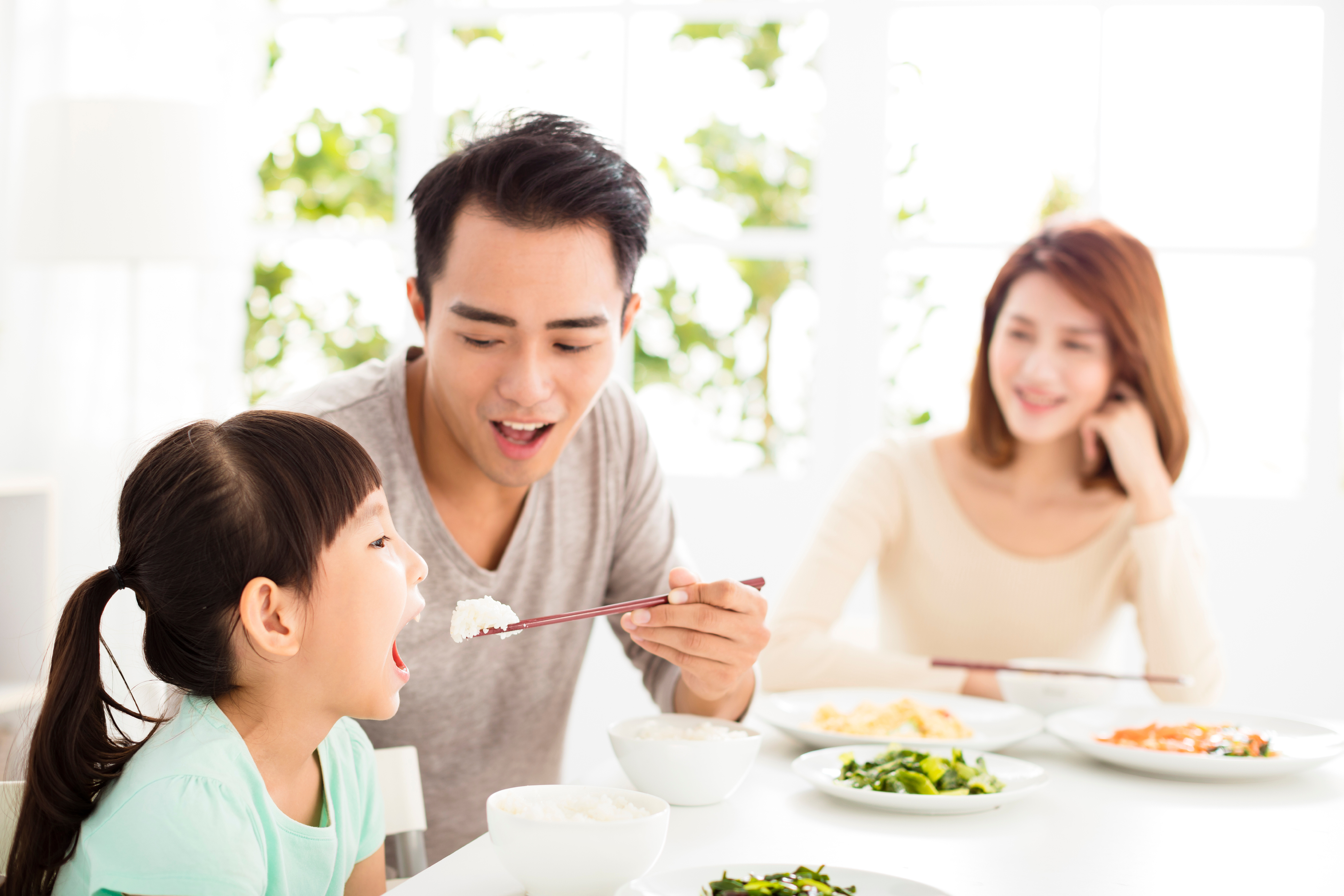 雖然穀牛對人畜、家具及衣服無害,不會叮咬和螫傷人,但最喜歡意蛀食各種穀類及穀物,包括米、粟米、小麥、燕麥及大麥,以及其製品(例如粉麵)。