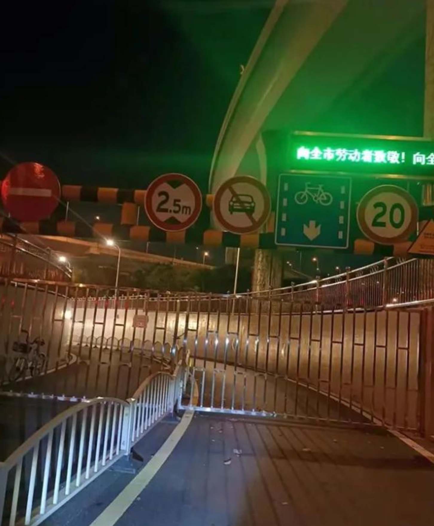 直到離目的地不足3公里時,前方的道路被封閉著。