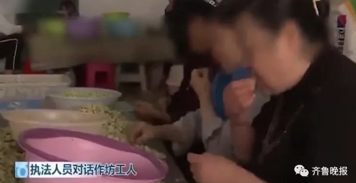雲南昆明近日傳出再有黑心工場被揭發員工用口剝蠶豆,上面還有疑似牙齒咬過的痕跡。