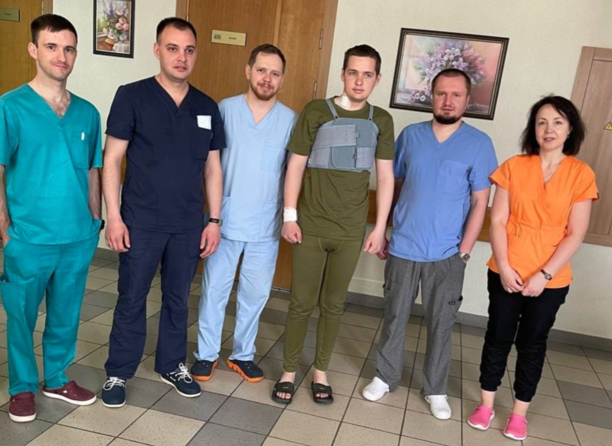 一名20歲的烏克蘭士兵（中間）不幸被俄軍開槍擊中胸口。