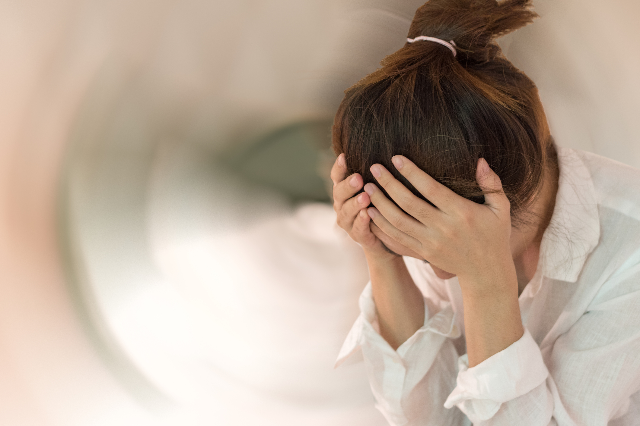 頸椎性暈眩患者只要低頭,就會加重脖子的負擔、影響平衡神經,引起暈眩。