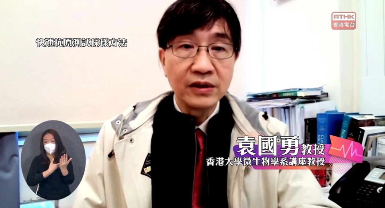政府專家顧問、港大微生物學系講座教授袁國勇向市民示範快速測試正確的採樣方法。