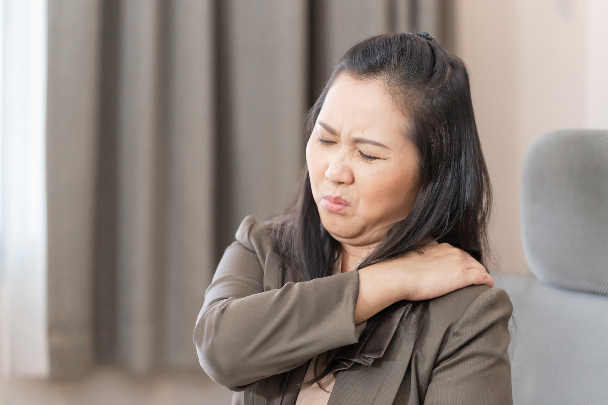 五十肩的成因可以是原發性，成因不明，多發生在中年大約50歲的年紀的群組。