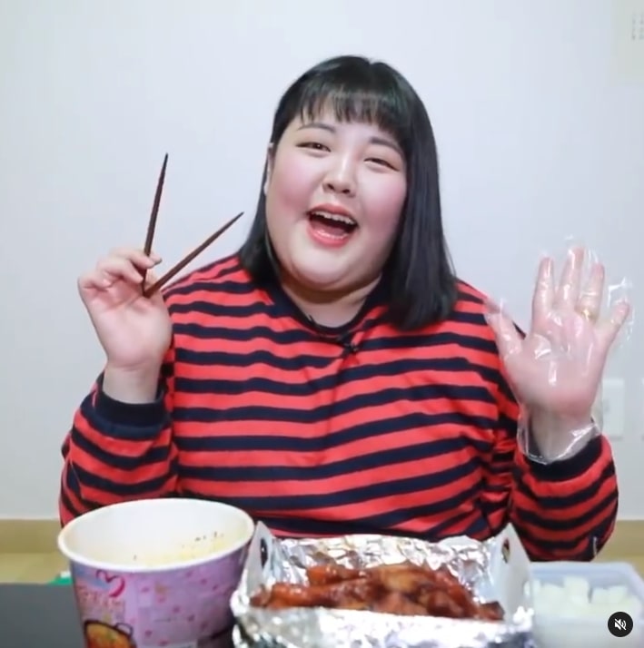 韓國一名28歲「吃播」YouTuber梁秀彬(양수빈)總在鏡頭前大口吃炸雞、烤肉、鍋物、拉麵等高熱量食物,結果罹患遺傳性疾病「小胖威利症」。