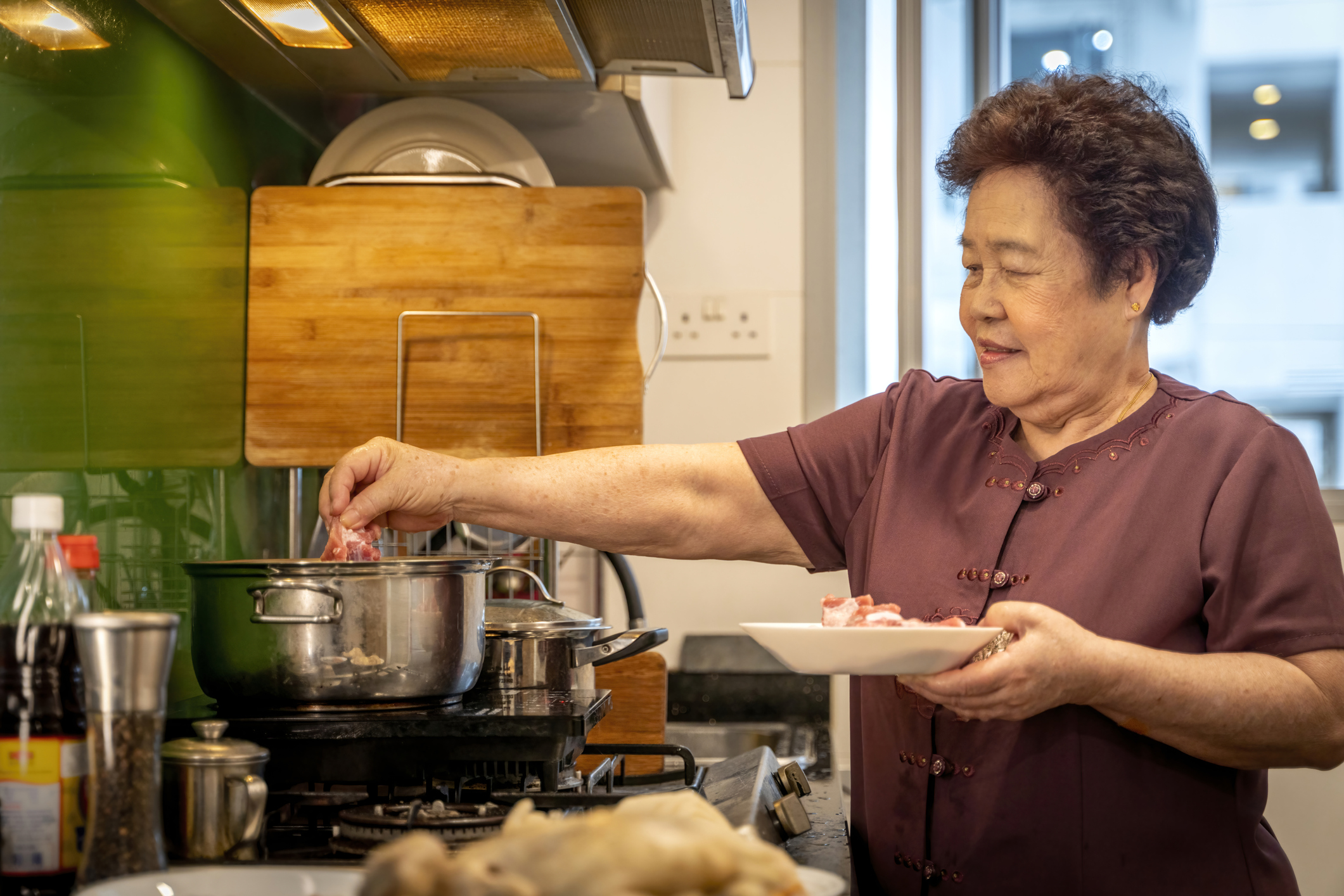 台灣一位67歲家庭主婦為家人烹煮三餐、燒香祭祖,故長年暴露於油煙及懸浮物的環境。