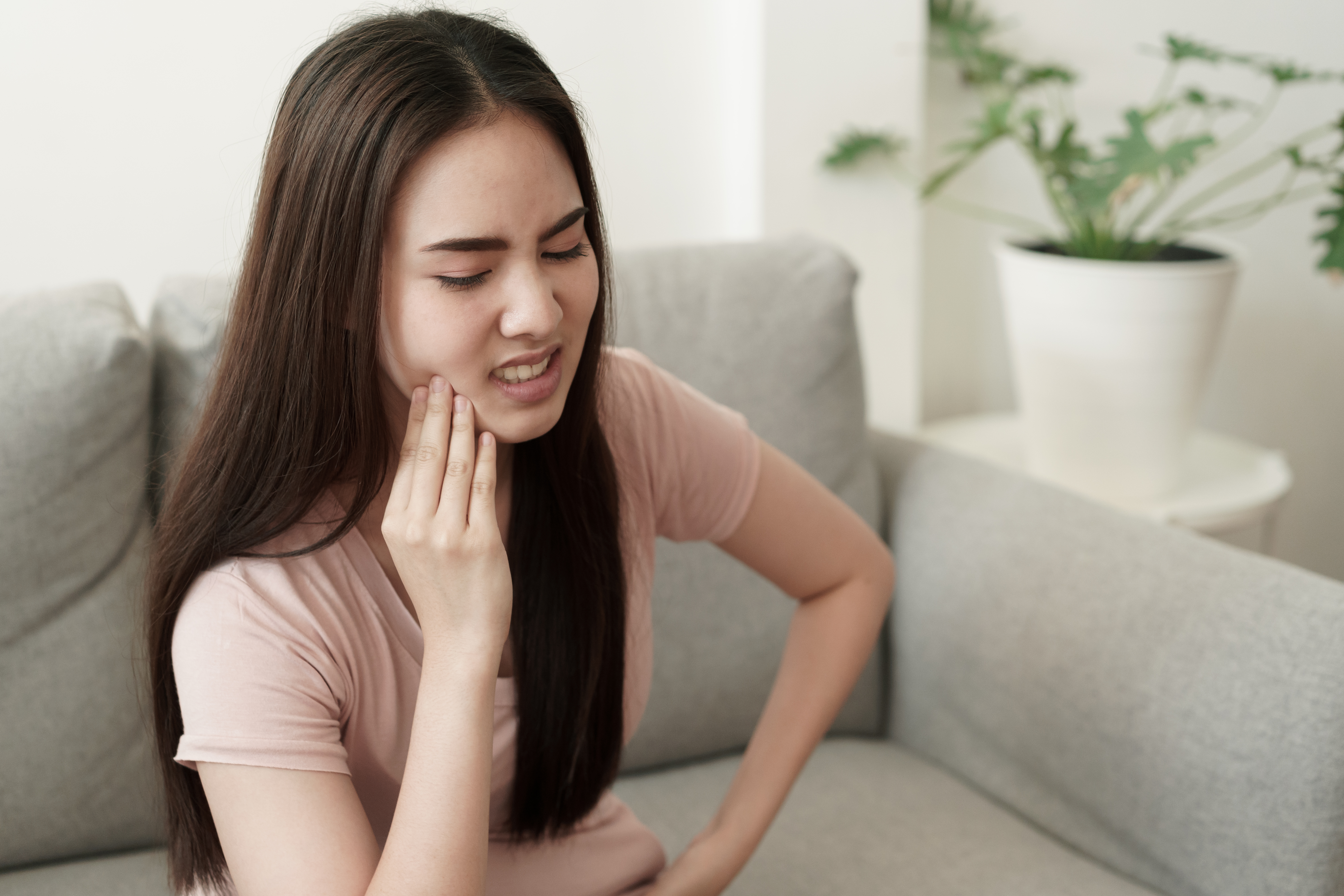 多數患者都是由蛀牙、牙周病等牙疾引起牙痛,如果是因以上問題,可以試試以6個方法暫時紓緩。