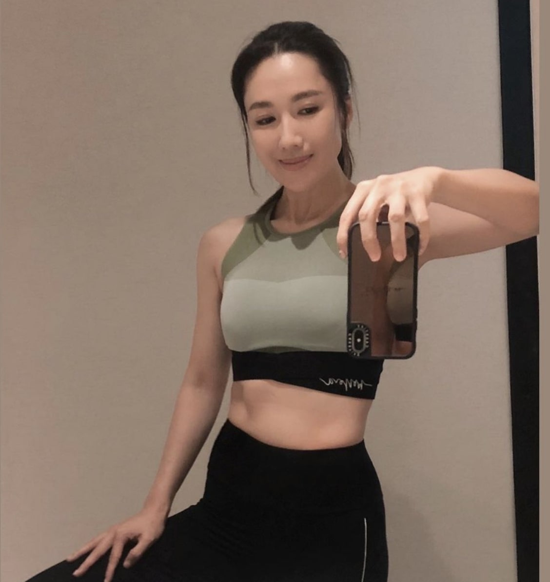 藝人李施嬅表示患上自體免疫系統疾病，令眼睛出了不同的毛病。