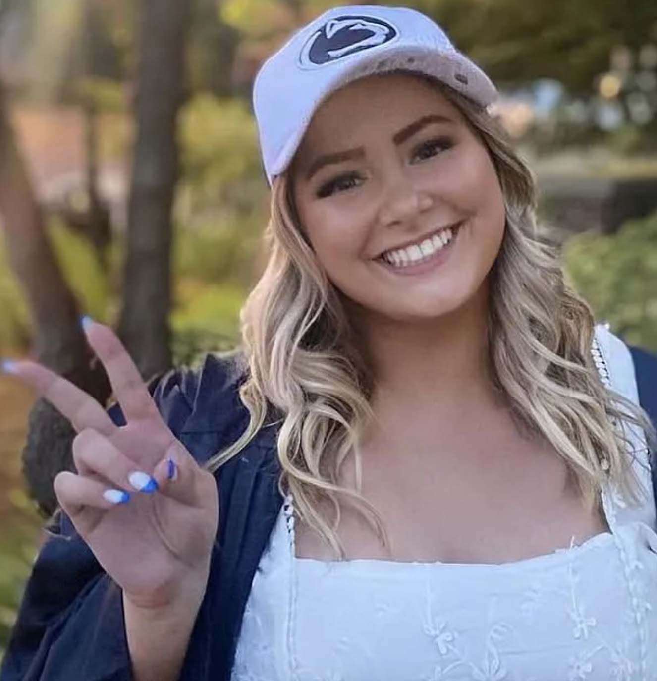 美國一名23歲美女Kailee Jones一直不滿自己的五官，於是在去年11月接受了豐唇手術。