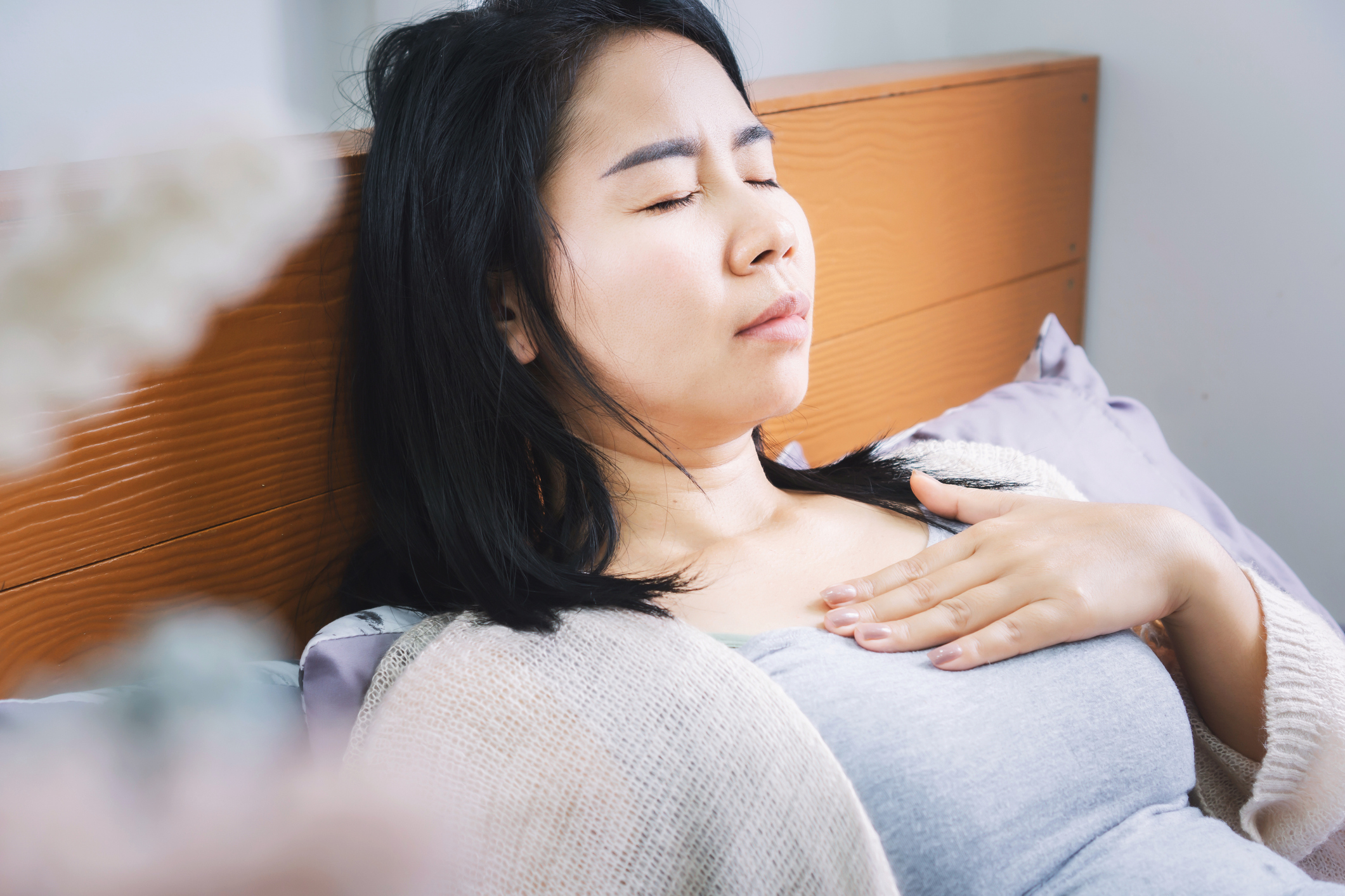 台灣一名50多歲女士時常抽煙、喝酒,飲食和生活作息也不正常,長期深受胃酸倒流之苦。