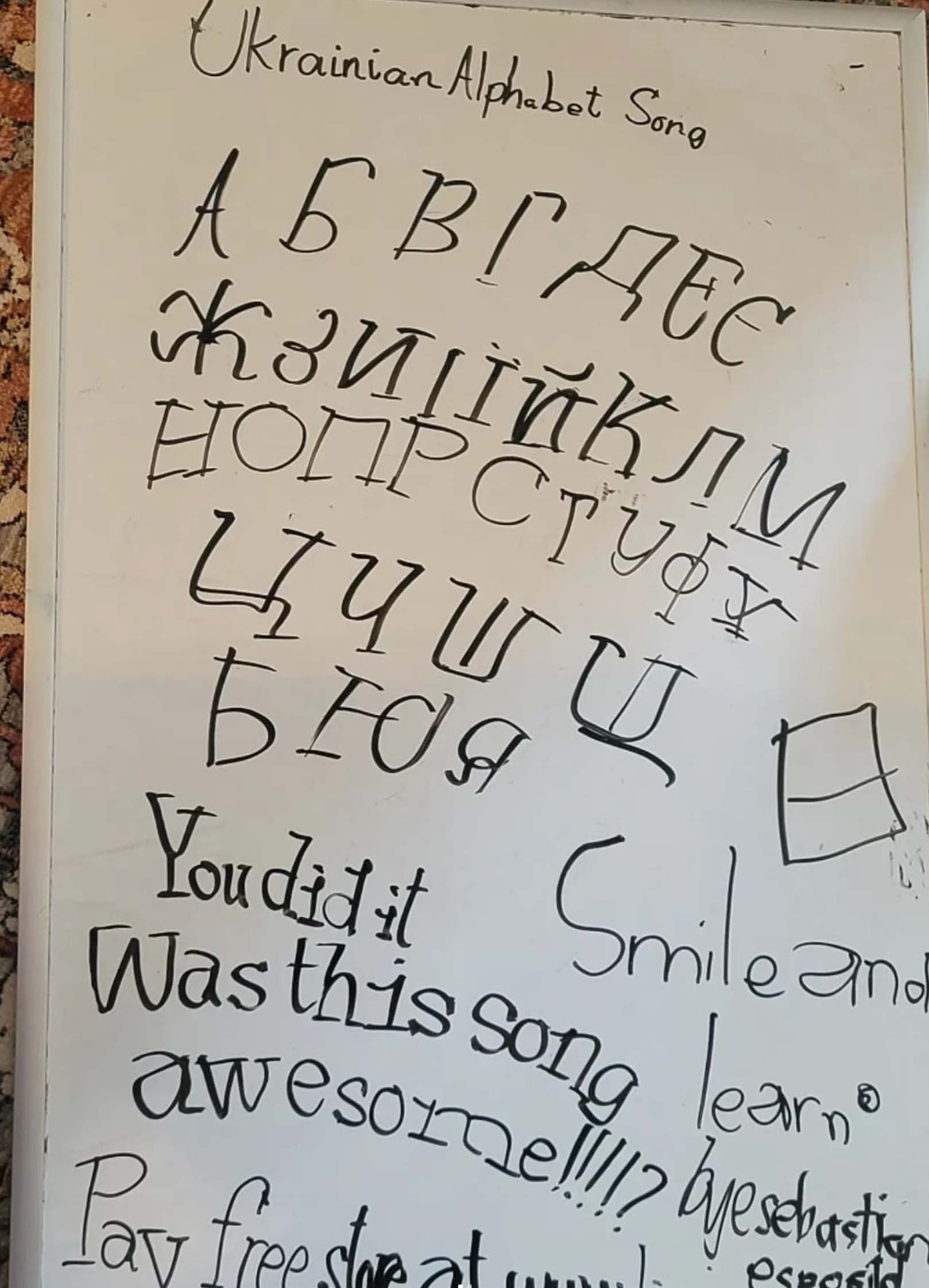 雖然Sebastian不擅長說話,但卻能書寫出10國語言,透過文字表達自己的想法。