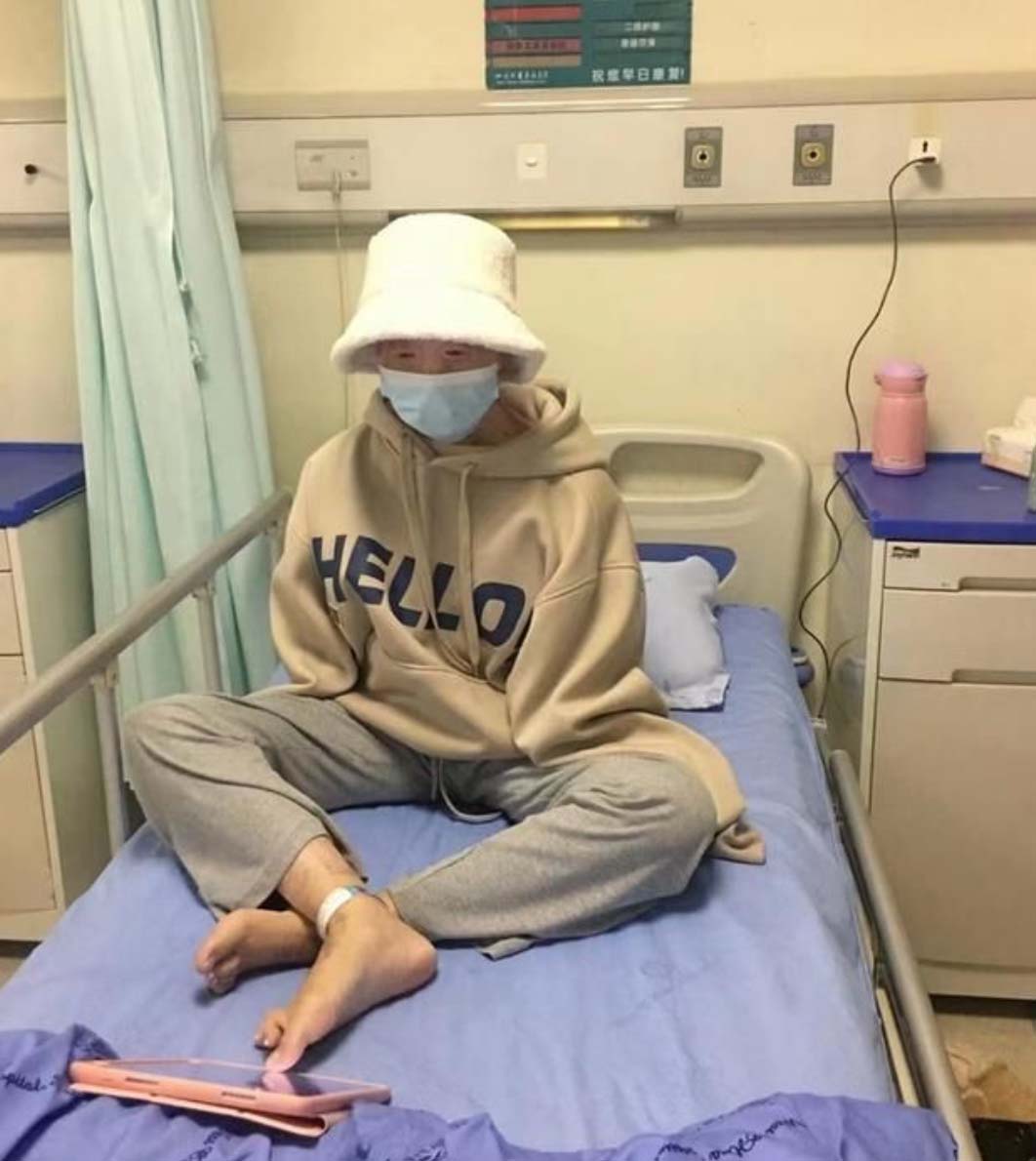 儘管已經沒有了雙手,但喬燕已學會雙腳上網,甚至玩遊戲等等。