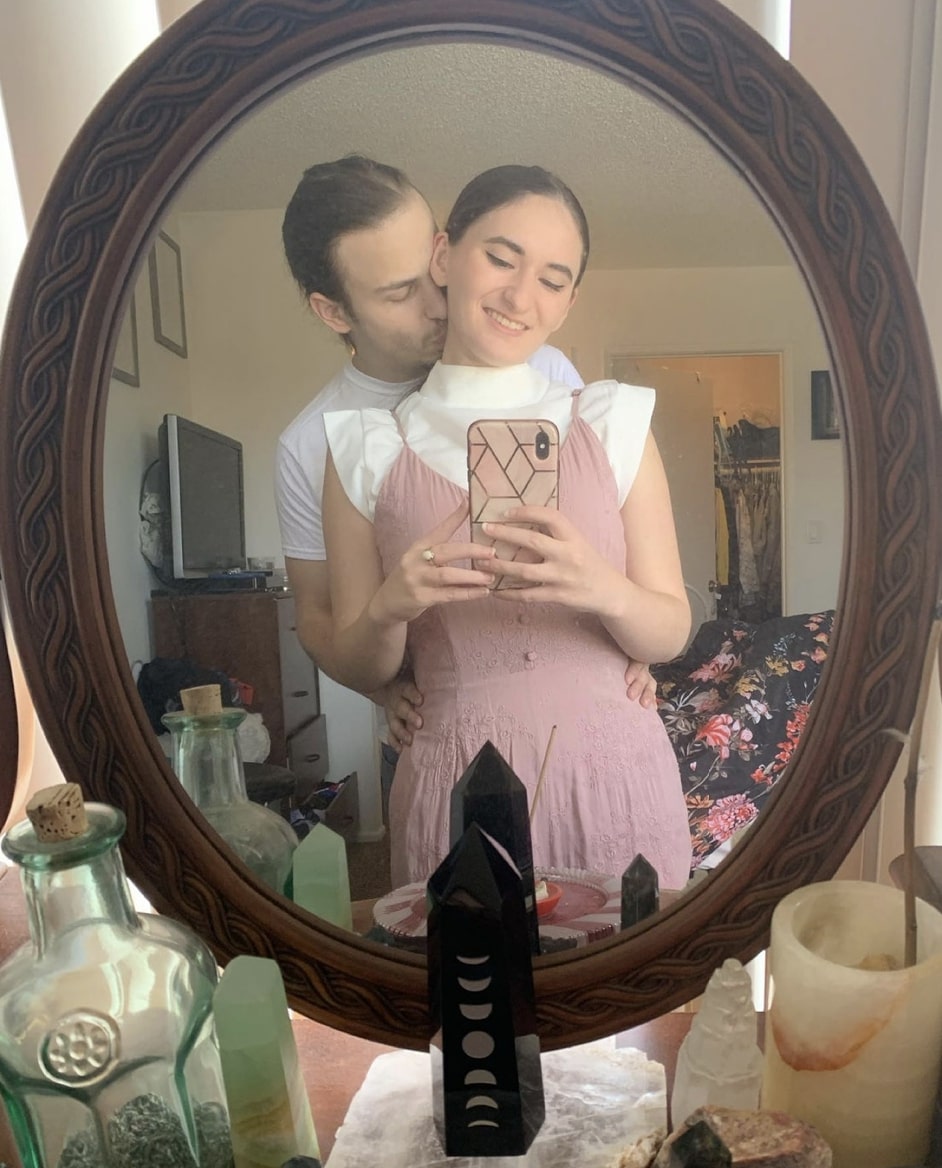 她透露,由她16歲開始,便認為人生並不一定要生兒育女,從此決定自己將不會生孩子,加上家中有卵巢癌的家族史,絕育能夠避免把遺傳病傳給孩子,故19歲便爭取進行絕育手術。