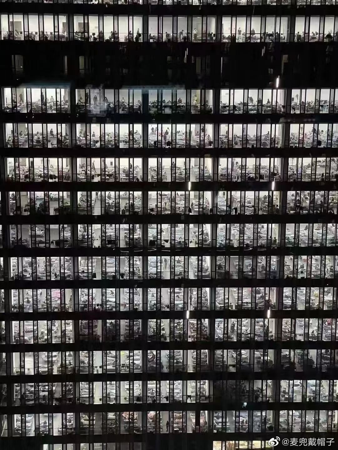 網上流傳相片可見黑夜中整棟大樓燈火通明，佈滿床位，引發網民熱議。